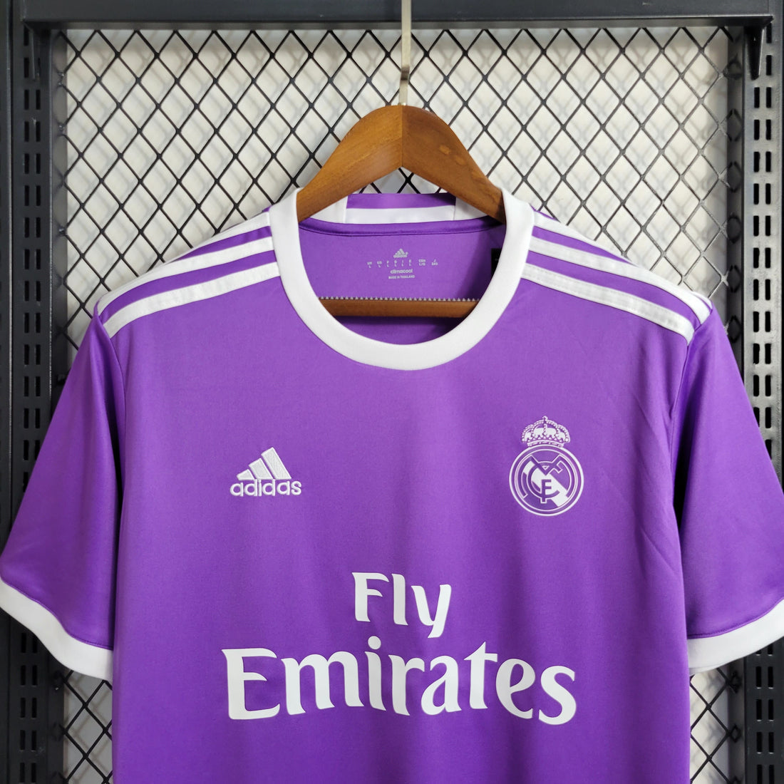 Camisa Real Madrid Retrô | Adidas Masculina - Roxa 
Desconto de LANÇAMENTO